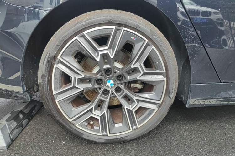 Used BMW 5 Series 2025 530Li Luxury Edition M Sport Package Right Rear Wheel Hub