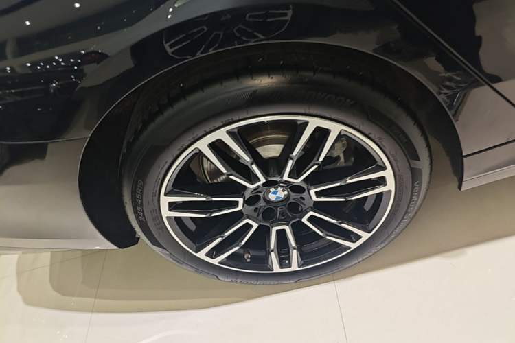 Used BMW 5 Series 2025 525Li M Sport Package Right Rear Wheel Hub