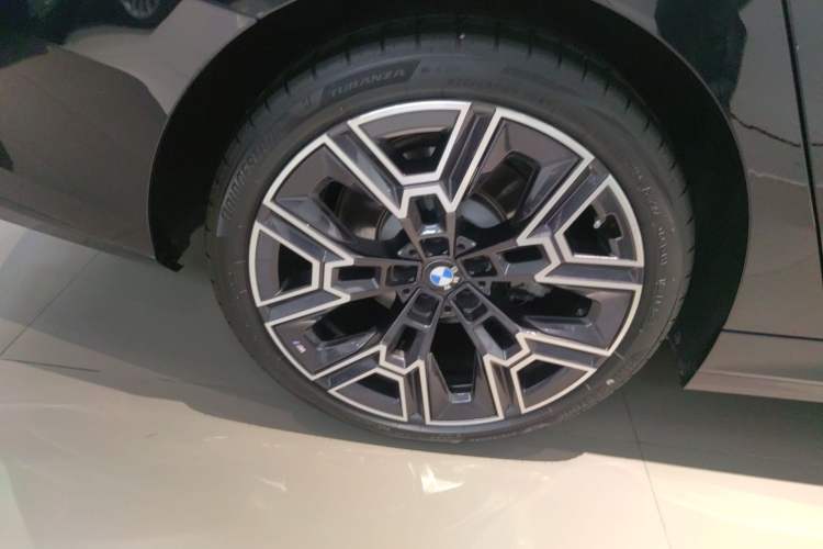 Used BMW 5 Series 2025 530Li Luxury Edition M Sport Package Right Rear Wheel Hub
