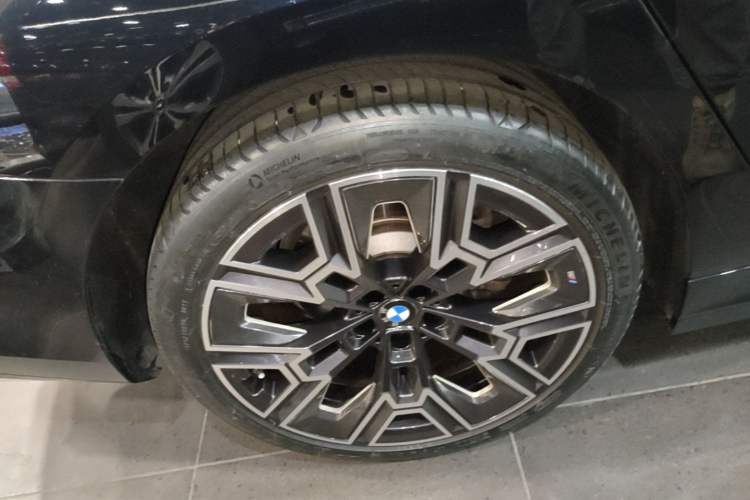 Used BMW 5 Series 2025 530Li Luxury Edition M Sport Package Right Rear Wheel Hub