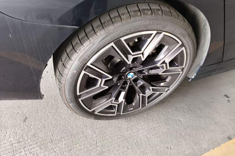 Used BMW 5 Series 2025 530Li Luxury Edition M Sport Package Right Rear Wheel Hub