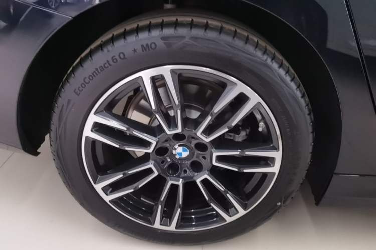 Used BMW 5 Series 2025 530Li Leading Model M Sport Package Right Rear Wheel Hub