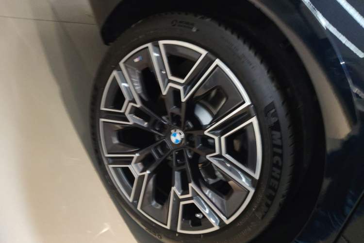Used BMW 5 Series 2025 530Li Luxury Edition M Sport Package Right Rear Wheel Hub