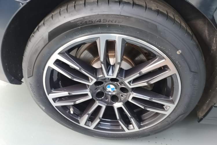 Used BMW 5 Series 2025 530Li Leading Model M Sport Package Right Rear Wheel Hub