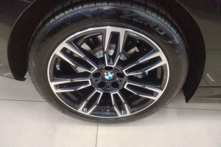 Used BMW 5 Series 2025 530Li Leading Model M Sport Package Right Rear Wheel Hub