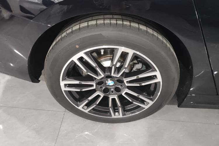 Used BMW 5 Series 2025 530Li Leading Model M Sport Package Right Rear Wheel Hub