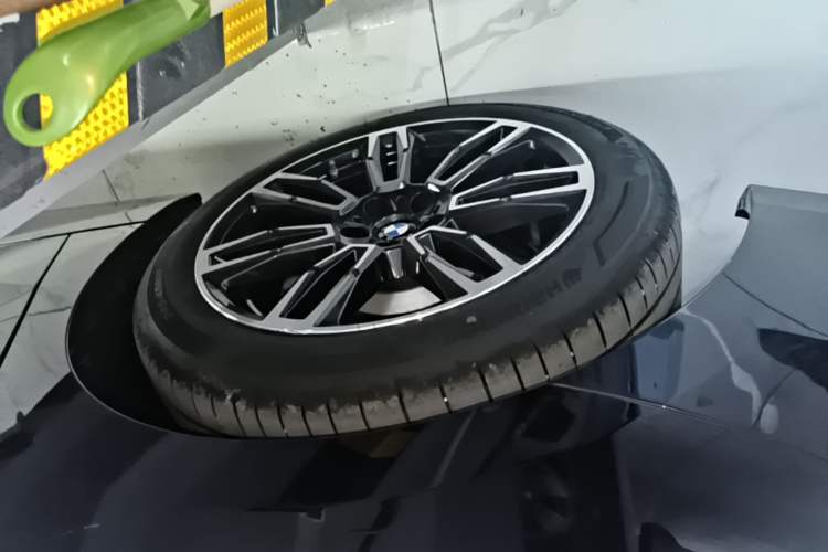 Used BMW 5 Series 2025 530Li Leading Model M Sport Package Right Rear Wheel Hub