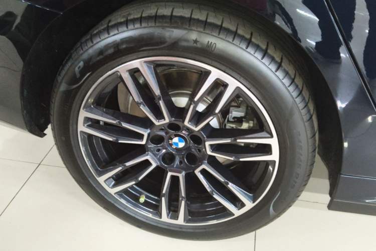 Used BMW 5 Series 2025 530Li Leading Model M Sport Package Right Rear Wheel Hub