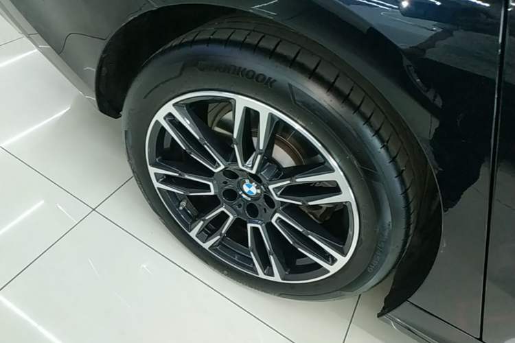 Used BMW 5 Series 2025 530Li Leading Model M Sport Package Right Rear Wheel Hub