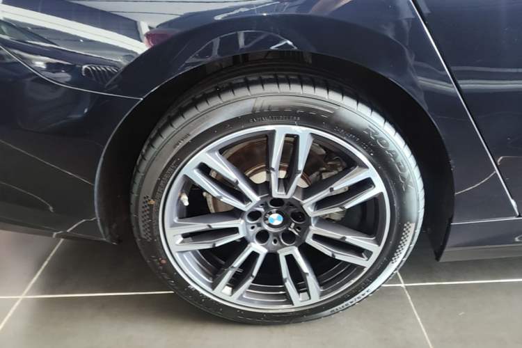 Used BMW 5 Series 2025 530Li Leading Model M Sport Package Right Rear Wheel Hub