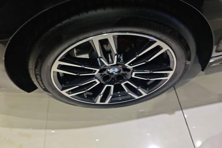 Used BMW 5 Series 2025 530Li Leading Model M Sport Package Right Rear Wheel Hub