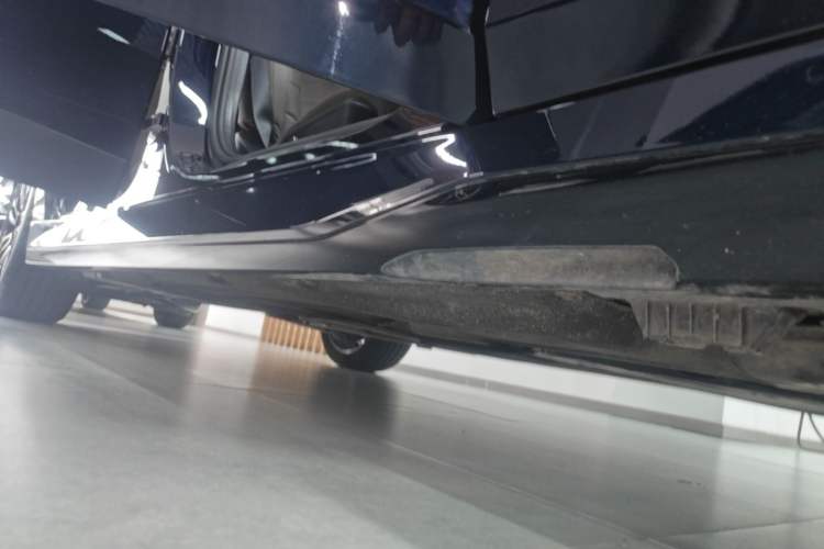 Used BMW 5 Series 2025 525Li M Sport Package Right Side Sill