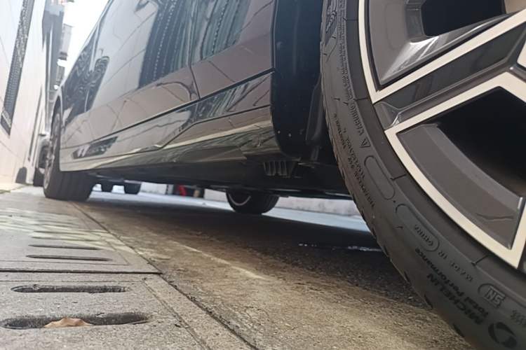 Used BMW 5 Series 2025 530Li Luxury Edition M Sport Package Right Side Sill