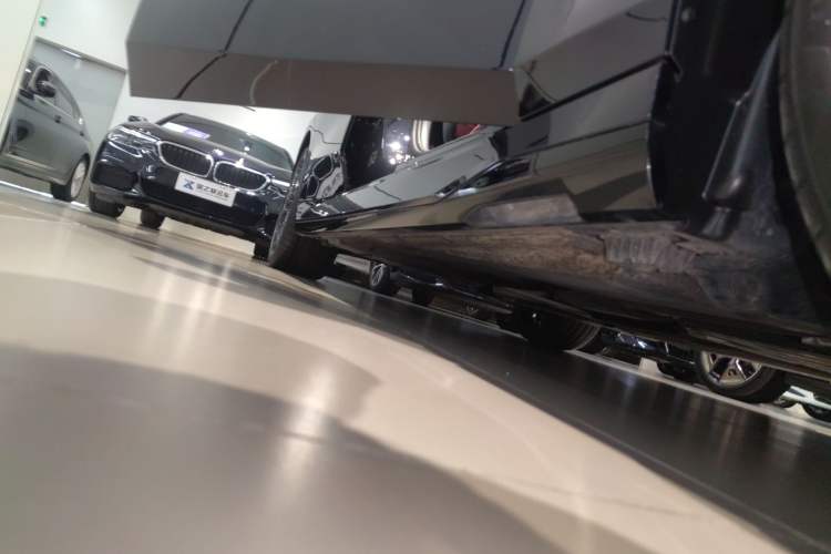 Used BMW 5 Series 2025 530Li Luxury Edition M Sport Package Right Side Sill