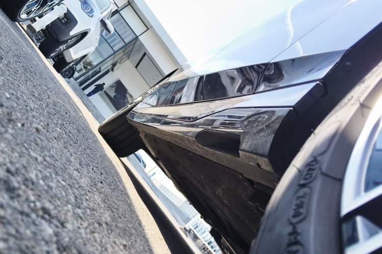 Used BMW 5 Series 2025 530Li Luxury Edition M Sport Package Right Side Sill
