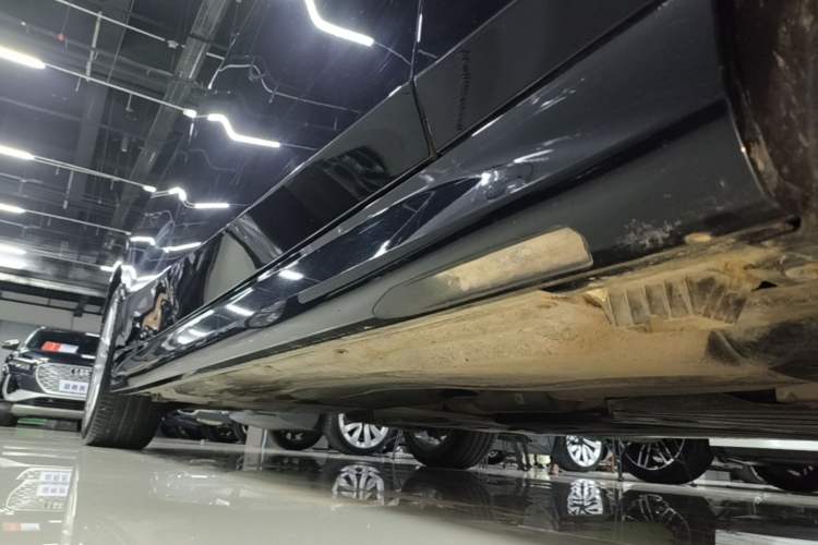 Used BMW 5 Series 2025 525Li Luxury Package Right Side Sill