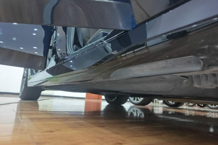 Used BMW 5 Series 2025 525Li M Sport Package Right Side Sill