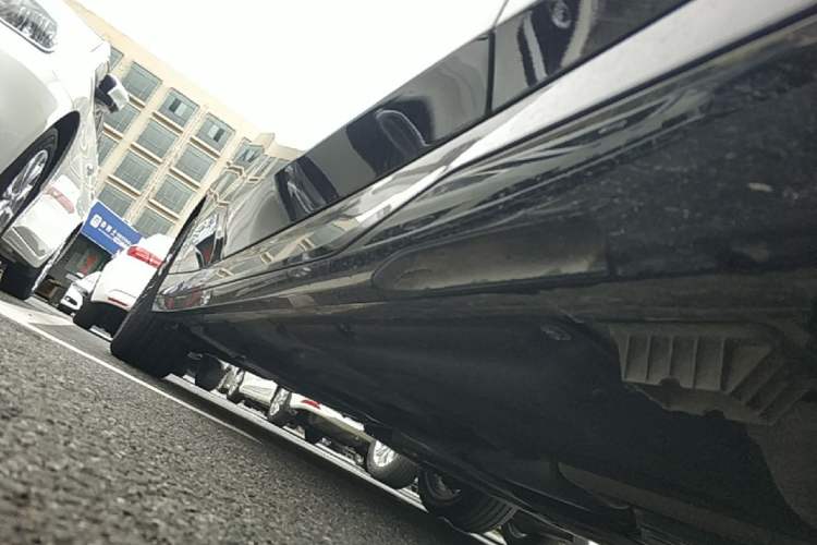 Used BMW 5 Series 2025 530Li Leading Model M Sport Package Right Side Sill