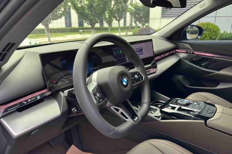 Used BMW 5 Series 2025 530Li Leading Model M Sport Package Steering Wheel