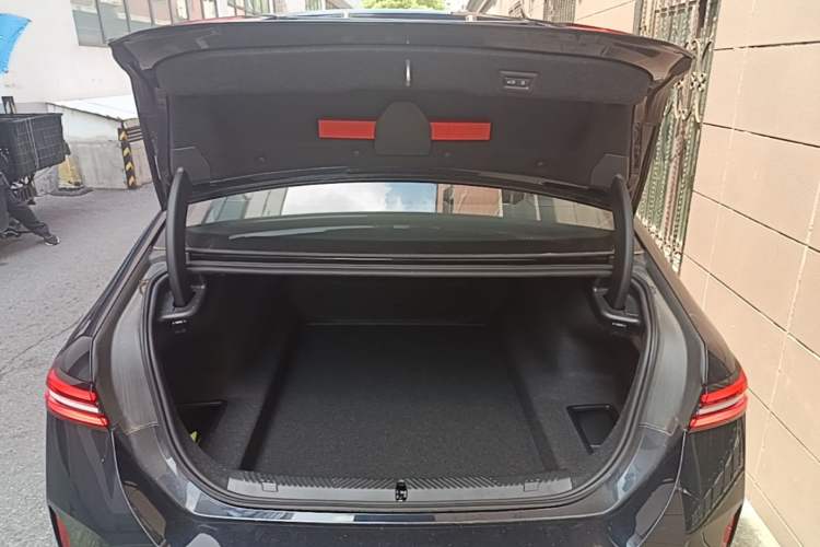 Used BMW 5 Series 2025 530Li Luxury Edition M Sport Package Trunk