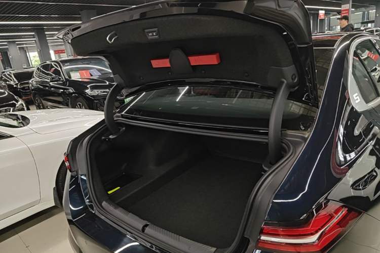 Used BMW 5 Series 2025 530Li Luxury Edition M Sport Package Trunk