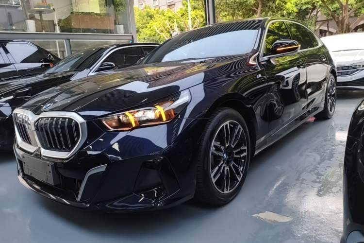 Used BMW 5 Series 2025 530Li Leading Model M Sport Package Guazi used car, China used car export, Used car for sale, Used cars, Cheapest cars for sale