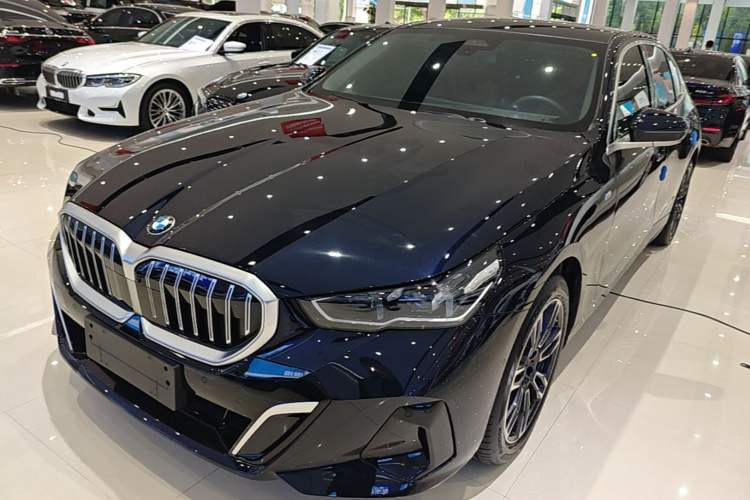 Used BMW 5 Series 2025 530Li Leading Model M Sport Package Guazi used car, China used car export, Used car for sale, Used cars, Cheapest cars for sale