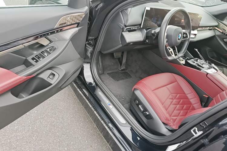 Used BMW 5 Series 2025 530Li Luxury Edition M Sport Package Driver Seat