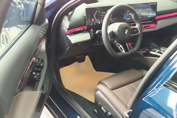 Used BMW 5 Series 2025 530Li Luxury Edition M Sport Package Driver Seat