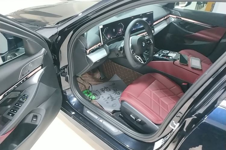 Used BMW 5 Series 2025 530Li xDrive M Sport Package Driver Seat