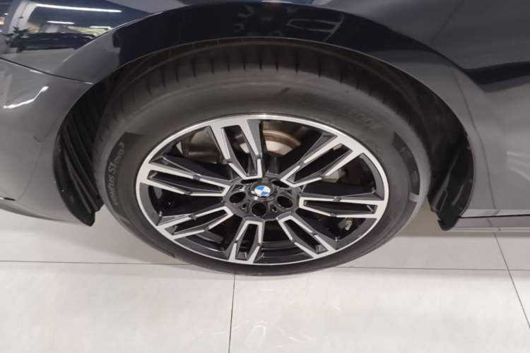 Used BMW 5 Series 2025 530Li Leading Model M Sport Package Left Front Wheel Hub
