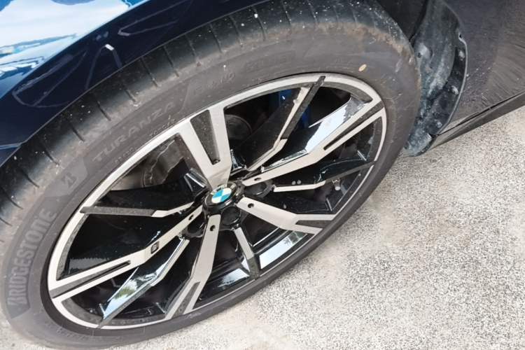 Used BMW 5 Series 2025 530Li Luxury Edition M Sport Package Left Front Wheel Hub