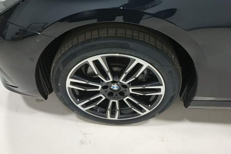 Used BMW 5 Series 2025 530Li xDrive M Sport Package Left Front Wheel Hub