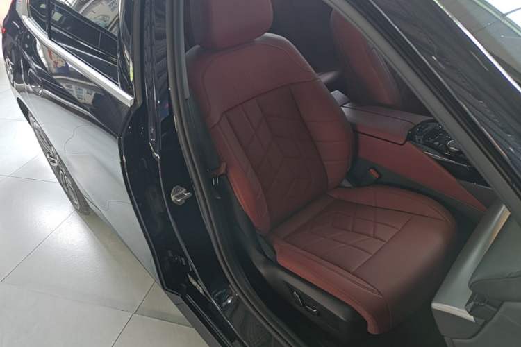 Used BMW 5 Series 2025 530Li Leading Model M Sport Package Right Front Seat