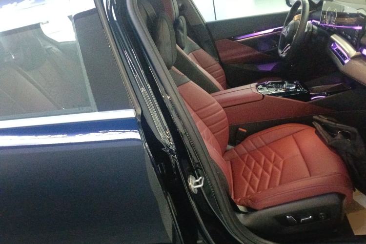 Used BMW 5 Series 2025 530Li Luxury Edition M Sport Package Right Front Seat