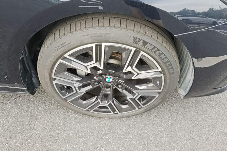 Used BMW 5 Series 2025 530Li Luxury Edition M Sport Package Right Front Wheel Hub
