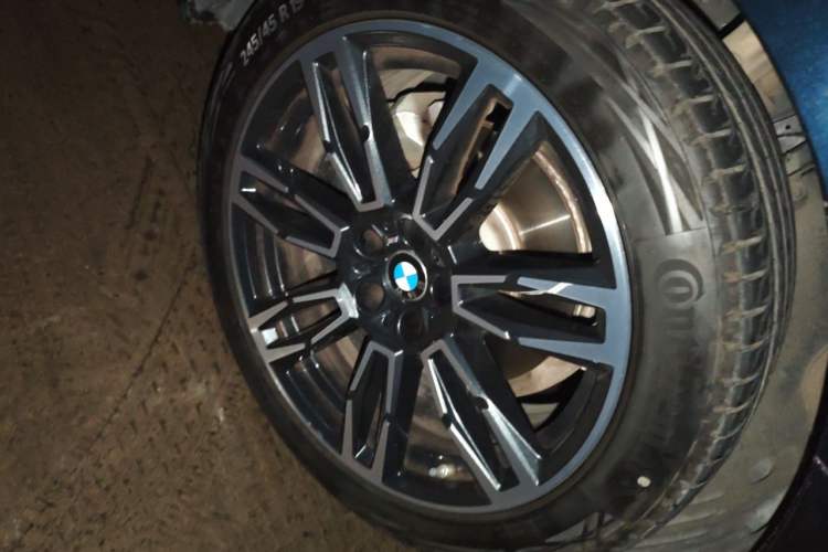 Used BMW 5 Series 2025 525Li M Sport Package Right Front Wheel Hub