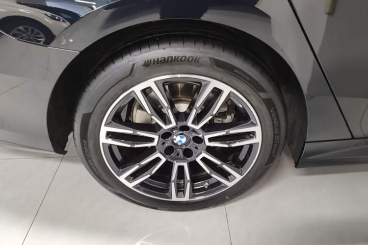 Used BMW 5 Series 2025 530Li Leading Model M Sport Package Right Rear Wheel Hub