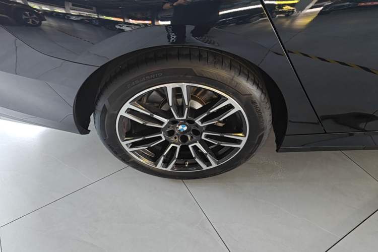 Used BMW 5 Series 2025 530Li Leading Model M Sport Package Right Rear Wheel Hub