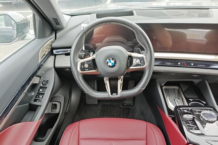 Used BMW 5 Series 2025 530Li Luxury Edition M Sport Package Steering Wheel