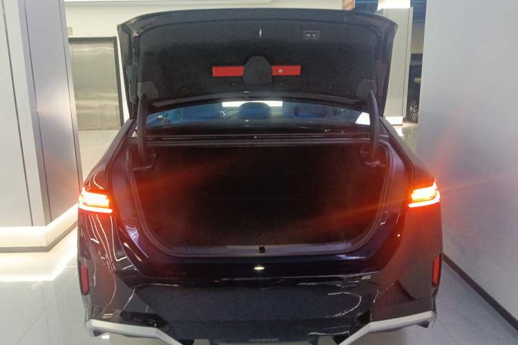 Used BMW 5 Series 2025 530Li Luxury Edition M Sport Package Trunk