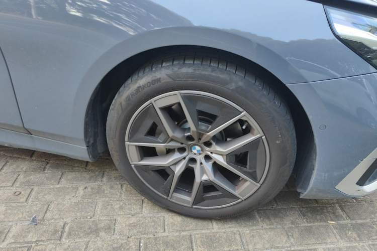 Used BMW 5 Series 2025 530Li Leading Edition Luxury Package Right Front Wheel Hub
