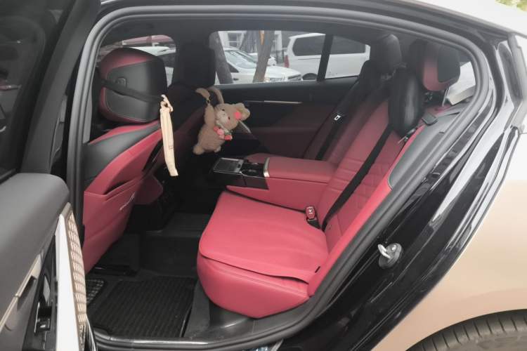 Used BMW 5 Series 2025 530Li Luxury Edition M Sport Package Left Rear Seat
