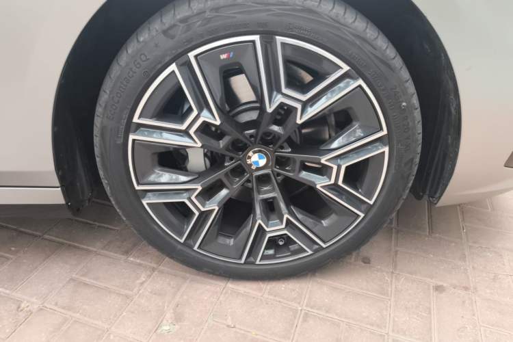 Used BMW 5 Series 2025 530Li Luxury Edition M Sport Package Right Front Wheel Hub