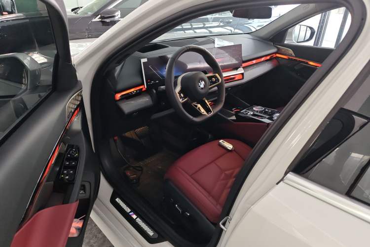 Used BMW 5 Series 2025 530Li Luxury Edition M Sport Package Driver Seat