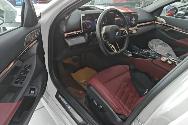 Used BMW 5 Series 2025 530Li Luxury Edition M Sport Package Driver Seat