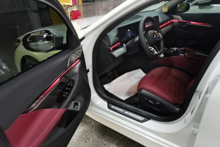 Used BMW 5 Series 2025 530Li Luxury Edition M Sport Package Driver Seat
