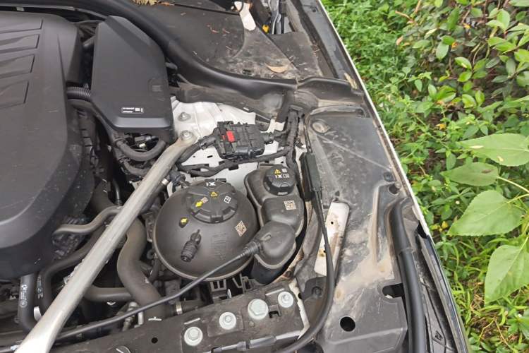 Used BMW 5 Series 2025 525Li M Sport Package Engine Bay Left