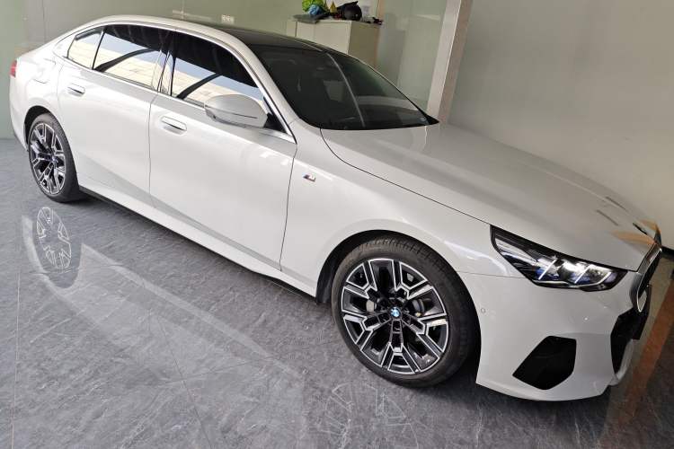 Used BMW 5 Series 2025 530Li Luxury Edition M Sport Package Exterior 1