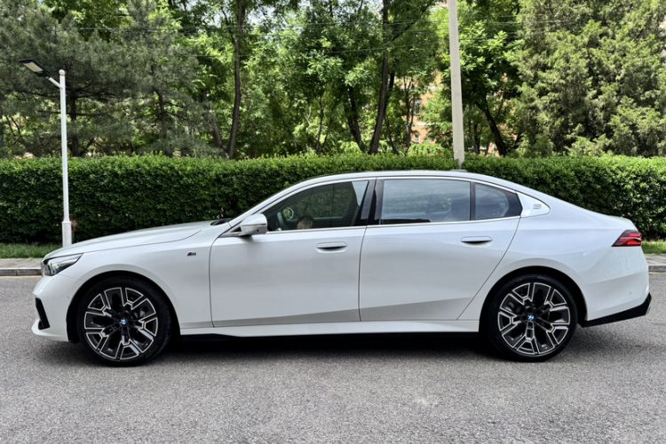 Used BMW 5 Series 2025 530Li Luxury Edition M Sport Package Exterior 2